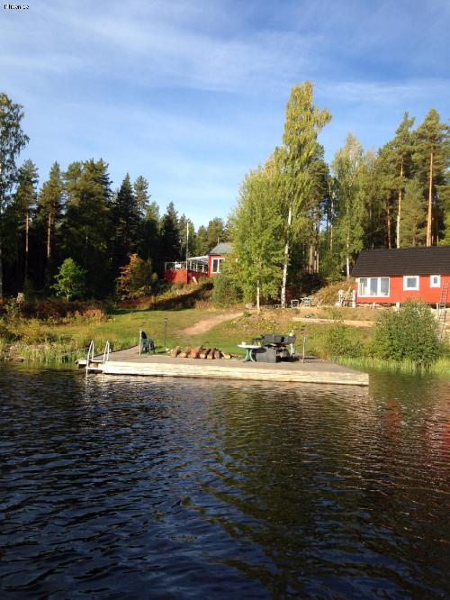 Stugor med båt 35 m från Runn