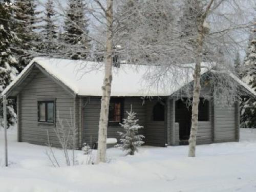 Stuga nära backar och spår