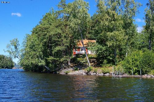 Sjöstuga med egen brygga o båt