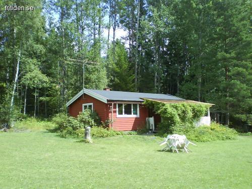 Idyll i Roslagen med roddbåt